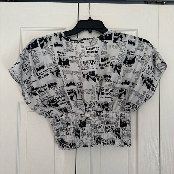 🔥 4 for $20!! Statement crop top - Picture 2 of 5